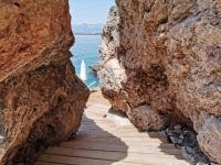 een pad door een rotswand naast de oceaan bij Perge Hotels - Adult Only 18 plus in Antalya