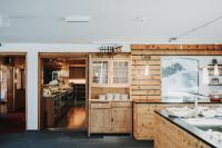 Kuchyňa alebo kuchynka v ubytovaní Hotel Adler