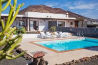 The swimming pool at or close to Eslanzarote Villa Caracola, Super Wifi, Sat tv