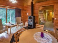 TV a/nebo společenská místnost v ubytování Holiday Home Neljä vuodenaikaa b6 by Interhome