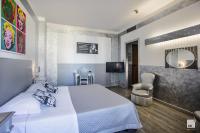 Televízia a/alebo spoločenská miestnosť v ubytovaní Admiral Hotel