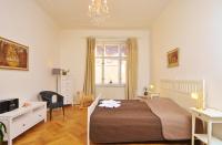 Letto o letti in una camera di Old Town Square Apartments