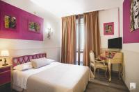 Posteľ alebo postele v izbe v ubytovaní Admiral Hotel