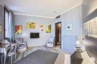 Televízia a/alebo spoločenská miestnosť v ubytovaní Admiral Hotel