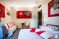Posteľ alebo postele v izbe v ubytovaní Admiral Hotel