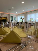 Un comedor con una mesa con copas de vino encima. en Gasthof Seelhofer, en Prigglitz