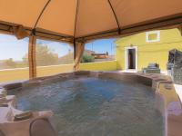 Basen w obiekcie Holiday Home Evelina by Interhome lub w pobliżu