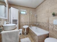 Łazienka w obiekcie Holiday Home Evelina by Interhome