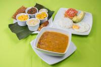 un tavolo con due piatti di cibo e una ciotola di zuppa di Hotel el Tesoro a San Jerónimo