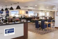Un restaurant u otro lugar para comer en Holiday Inn Express Birmingham Star City by IHG