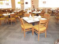 レオンにあるホリデイ イン レオン コンベンション センターの木製のテーブルと椅子のあるダイニングルーム