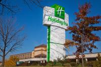 una señal para una posada frente a un edificio en Holiday Inn Chicago North Shore by IHG, en Skokie