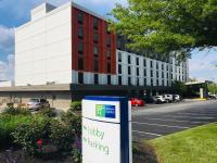 Señal de estacionamiento en frente de un edificio en Holiday Inn Express Towson- Baltimore North by IHG, en Towson