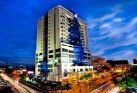 un edificio alto en una ciudad por la noche en Mega Hotel Sdn Bhd, en Miri