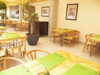 レオンにあるホリデイ イン レオン コンベンション センターの木の並ぶレストラン