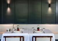 due tavoli con tovaglie bianche e sedie in un ristorante di Hotel Karia Princess a Bodrum City