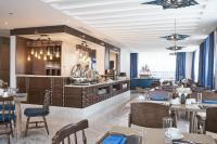 Un restaurante u otro lugar para comer en Sofiana My Khe Hotel & Spa - Rooftop Pool Bar - Free Draught Beer and 20 minute Spa per Room