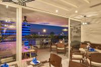 Un restaurante u otro lugar para comer en Sofiana My Khe Hotel & Spa - Rooftop Pool Bar - Free Draught Beer and 20 minute Spa per Room