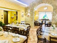 Reštaurácia alebo iné gastronomické zariadenie v ubytovaní Villa Aurora