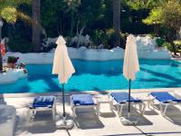 Bazén v ubytovaní Luxury apartment in La Isla, Puerto Banus alebo v jeho blízkosti