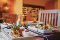 カイロにあるHor Moheb Hotelのテーブルの上に食べ物の皿が置かれたテーブル