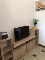 Televízia a/alebo spoločenská miestnosť v ubytovaní Family friendly holiday home "Ana"