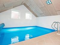 Bazén v ubytování Holiday Home Pøt Strandby IX nebo v jeho okolí