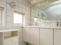 Koupelna v ubytování 8 person holiday home in Sjølund-By Traum