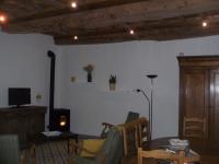 a living room with a couch and a table at grange dans ancien corps de ferme in Bellengreville