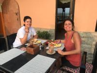 dos mujeres sentadas en una mesa comiendo comida en Sweet Home, en Chitwan