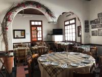 uma sala de jantar com mesas e cadeiras em um restaurante em NAH SAM CHAK La Casa Rosada em Tapachula