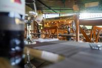 佩雷拉Finca Hotel Yerbabuena的一间带桌椅的餐厅和一间餐厅