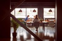 dos personas sentadas en una mesa en un restaurante en Good Hotel London, en Londres