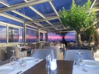 Restaurace v ubytování Darkhill Hotel