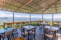 Una imagen general de la montaña o una montaña tomada desde el complejo de cabañas