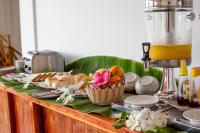 uma mesa com uma cesta de comida e um liquidificador em PERLA Dhangethi em Dhangethi