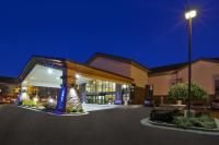 un edificio con un estacionamiento por la noche en Holiday Inn Express Detroit-Warren&#47;General Motors Technology Center by IHG, en Warren