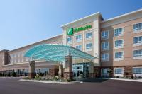 オークレアにあるHoliday Inn Eau Claire South I-94 by IHGの正面に看板があるホテル