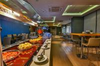 Una línea de buffet con comida en un restaurante. en Go Inn Santo André, en Santo André