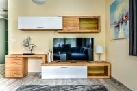 Televízia a/alebo spoločenská miestnosť v ubytovaní Małe Orłowo LTC - Apartments