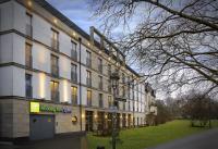 Un edificio con un cartel en el costado. en Holiday Inn Express Baden-Baden by IHG, en Baden-Baden