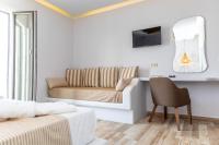Televízia a/alebo spoločenská miestnosť v ubytovaní Kallithea Hotel