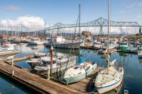 un grupo de barcos atracados en un puerto con un puente en Astoria Riverwalk Inn, en Astoria, Oregon
