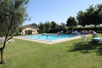 Basen w obiekcie Agriturismo Casale del Contadino lub w pobliżu