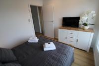 Televízia a/alebo spoločenská miestnosť v ubytovaní Aqua Apartments Sunset
