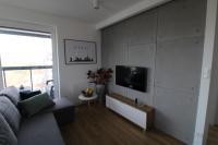 Televízia a/alebo spoločenská miestnosť v ubytovaní Aqua Apartments Sunset