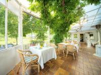 Κήπος έξω από το Hotel Krone Riesling