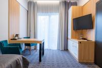 Televízia a/alebo spoločenská miestnosť v ubytovaní Hotel Nad Czernicą