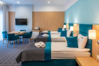 Televízia a/alebo spoločenská miestnosť v ubytovaní Hotel Nad Czernicą