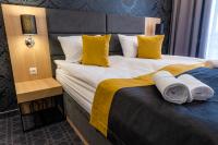 Posteľ alebo postele v izbe v ubytovaní Hotel Nad Czernicą